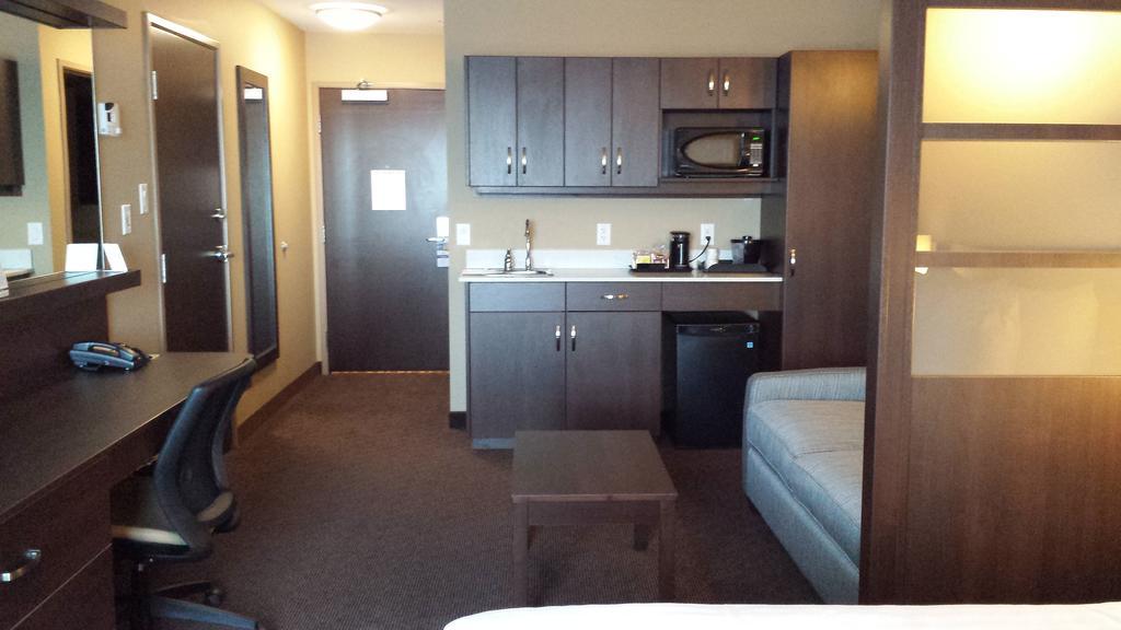 Microtel Inn & Suites By Wyndham Red Deer Quarto foto