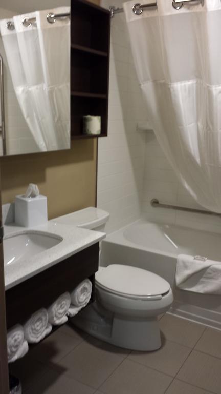 Microtel Inn & Suites By Wyndham Red Deer Quarto foto